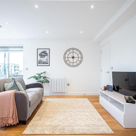 Luxe & Stylish 1 & 2 Bed Flats Near Heathrow, Legoland, & Windsor Slough Bagian luar foto