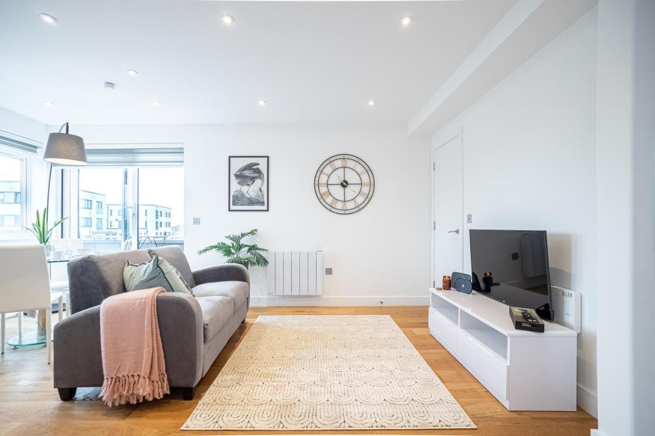 Luxe & Stylish 1 & 2 Bed Flats Near Heathrow, Legoland, & Windsor Slough Bagian luar foto