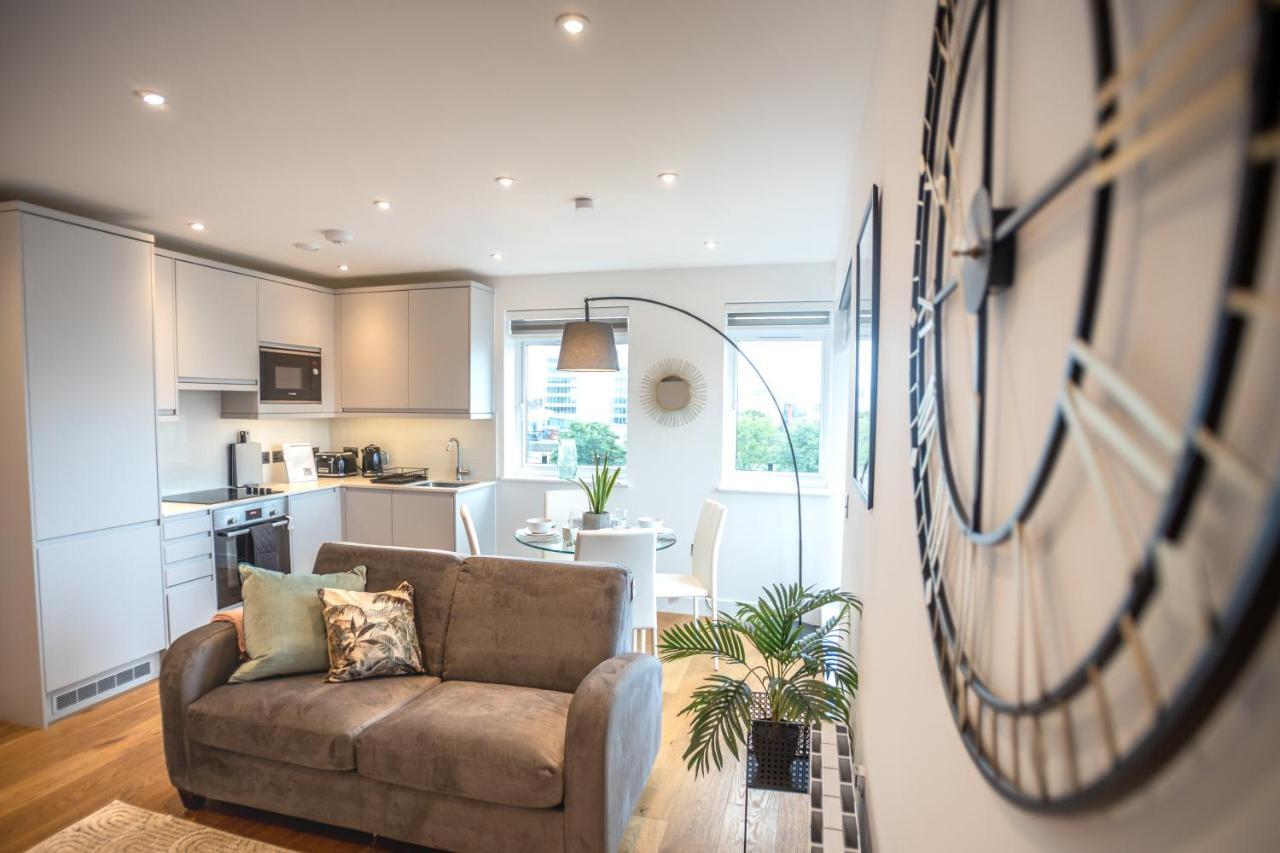 Luxe & Stylish 1 & 2 Bed Flats Near Heathrow, Legoland, & Windsor Slough Bagian luar foto