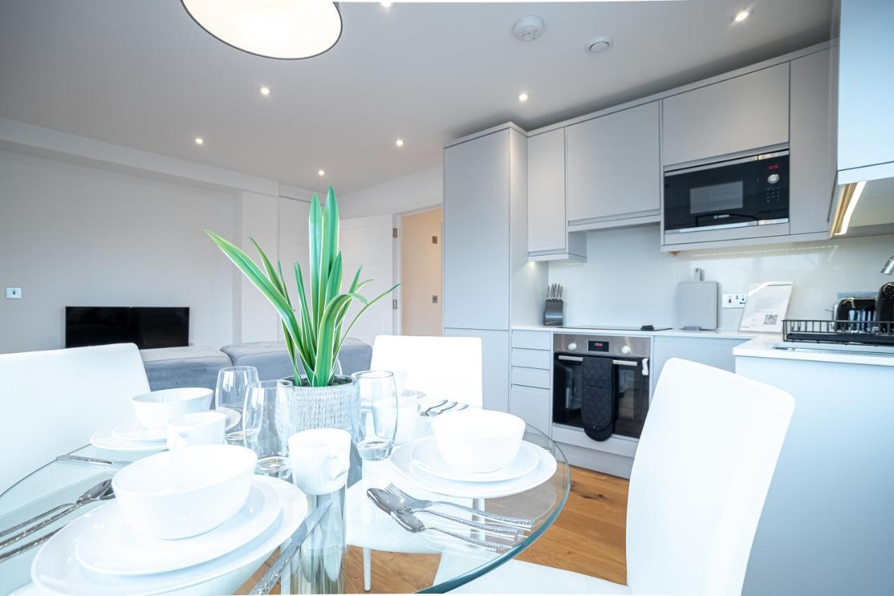 Luxe & Stylish 1 & 2 Bed Flats Near Heathrow, Legoland, & Windsor Slough Bagian luar foto