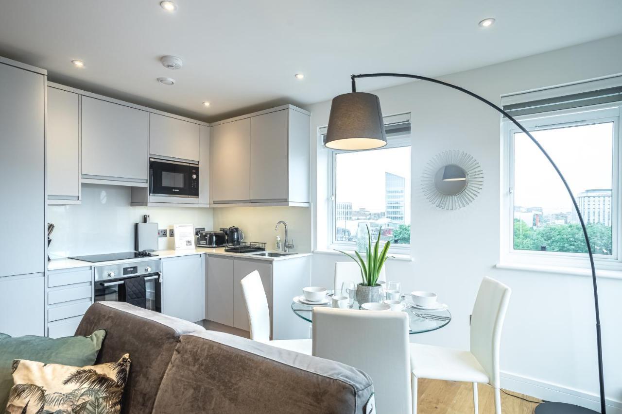 Luxe & Stylish 1 & 2 Bed Flats Near Heathrow, Legoland, & Windsor Slough Bagian luar foto