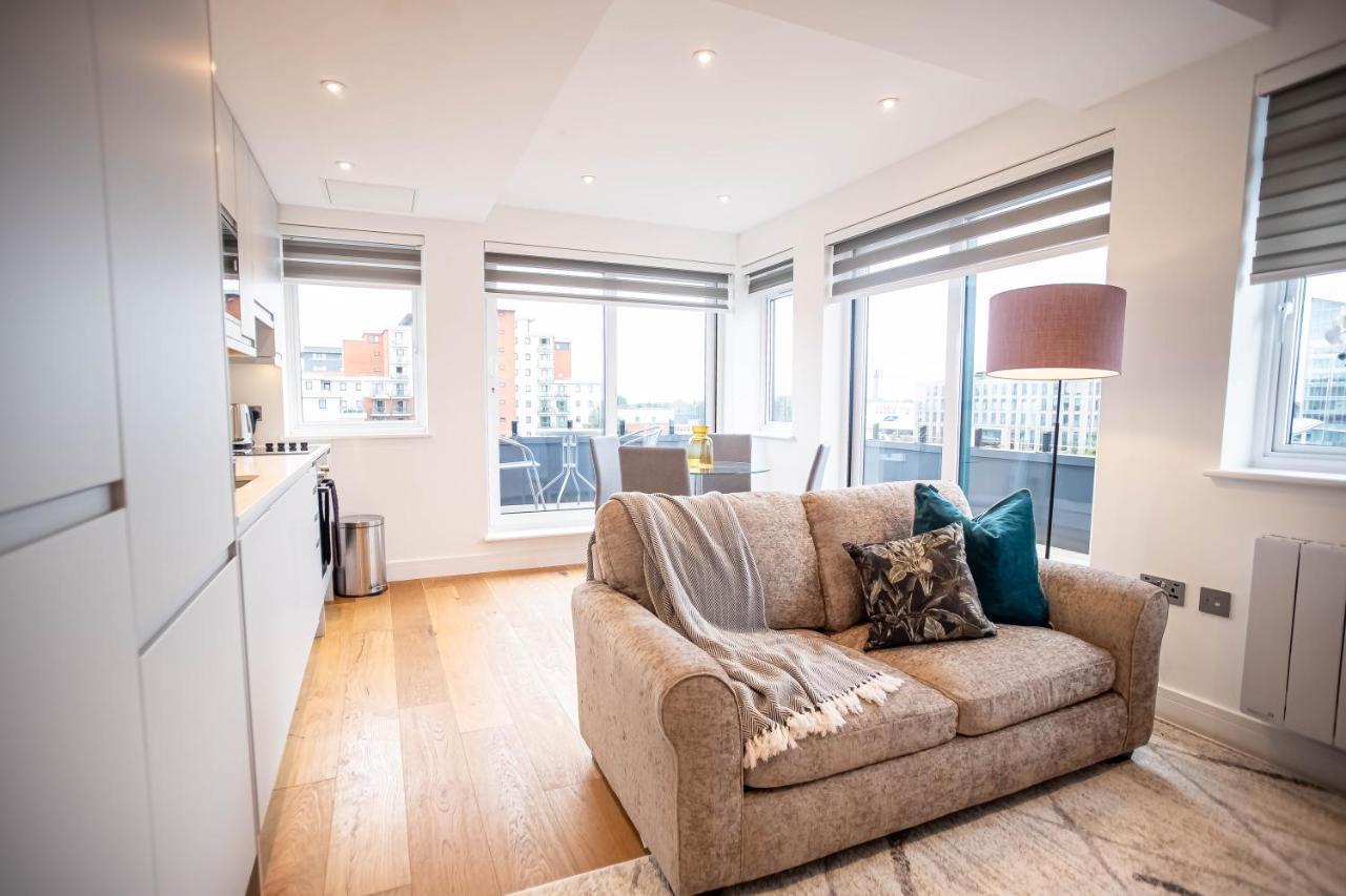 Luxe & Stylish 1 & 2 Bed Flats Near Heathrow, Legoland, & Windsor Slough Bagian luar foto