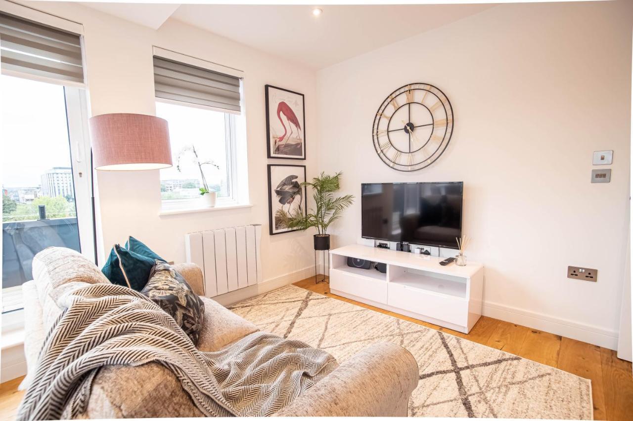 Luxe & Stylish 1 & 2 Bed Flats Near Heathrow, Legoland, & Windsor Slough Bagian luar foto