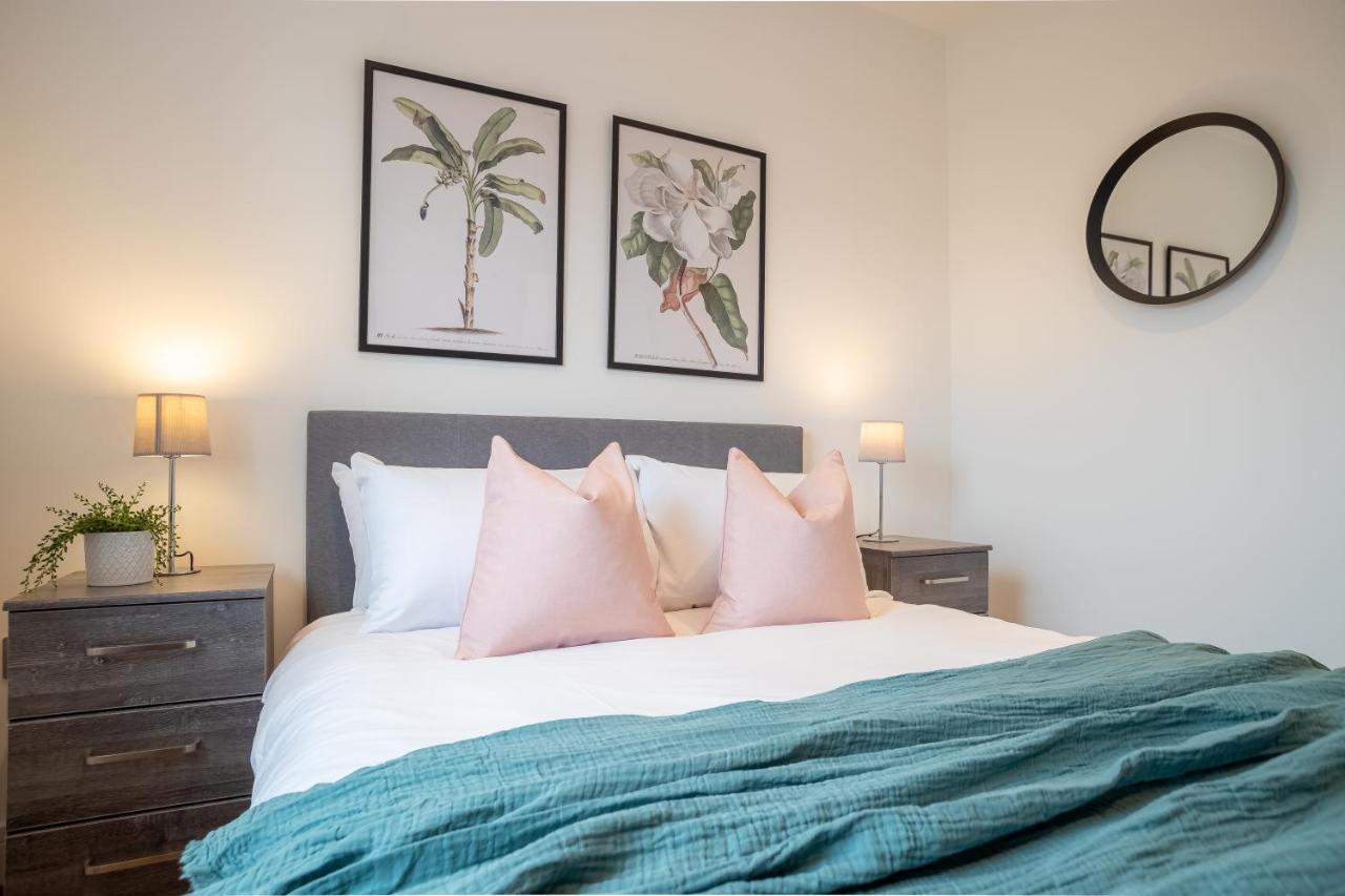 Luxe & Stylish 1 & 2 Bed Flats Near Heathrow, Legoland, & Windsor Slough Bagian luar foto