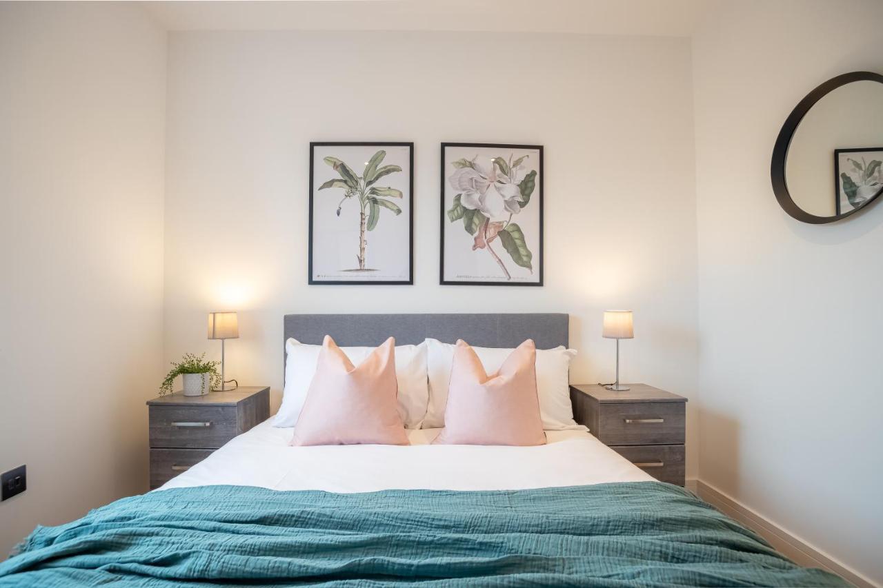 Luxe & Stylish 1 & 2 Bed Flats Near Heathrow, Legoland, & Windsor Slough Bagian luar foto