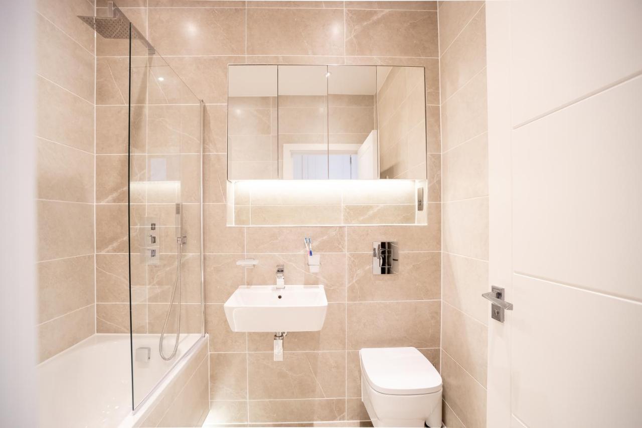 Luxe & Stylish 1 & 2 Bed Flats Near Heathrow, Legoland, & Windsor Slough Bagian luar foto