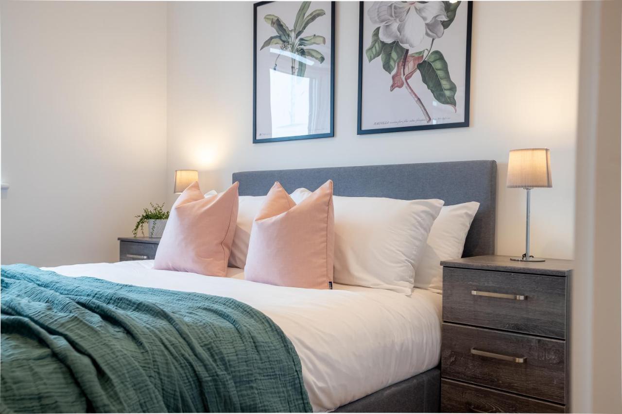 Luxe & Stylish 1 & 2 Bed Flats Near Heathrow, Legoland, & Windsor Slough Bagian luar foto