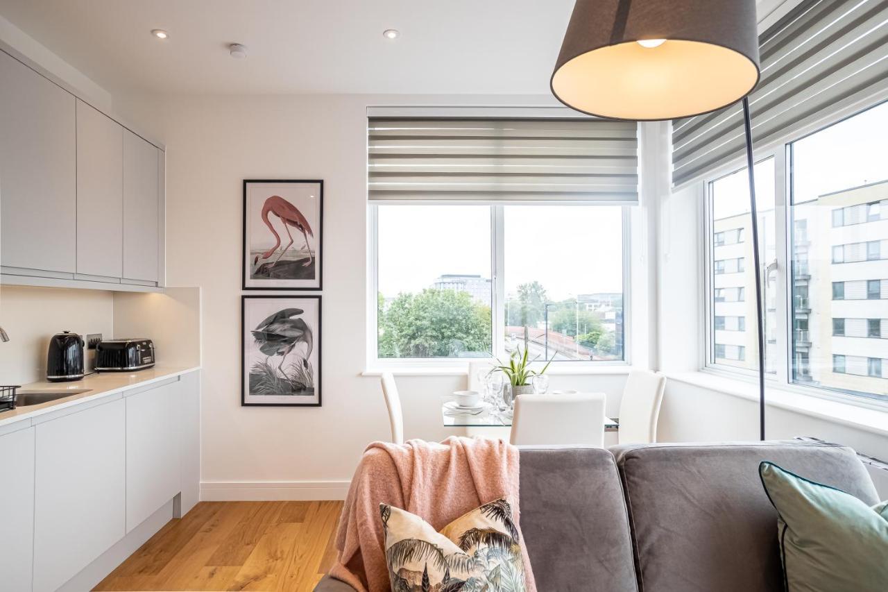 Luxe & Stylish 1 & 2 Bed Flats Near Heathrow, Legoland, & Windsor Slough Bagian luar foto