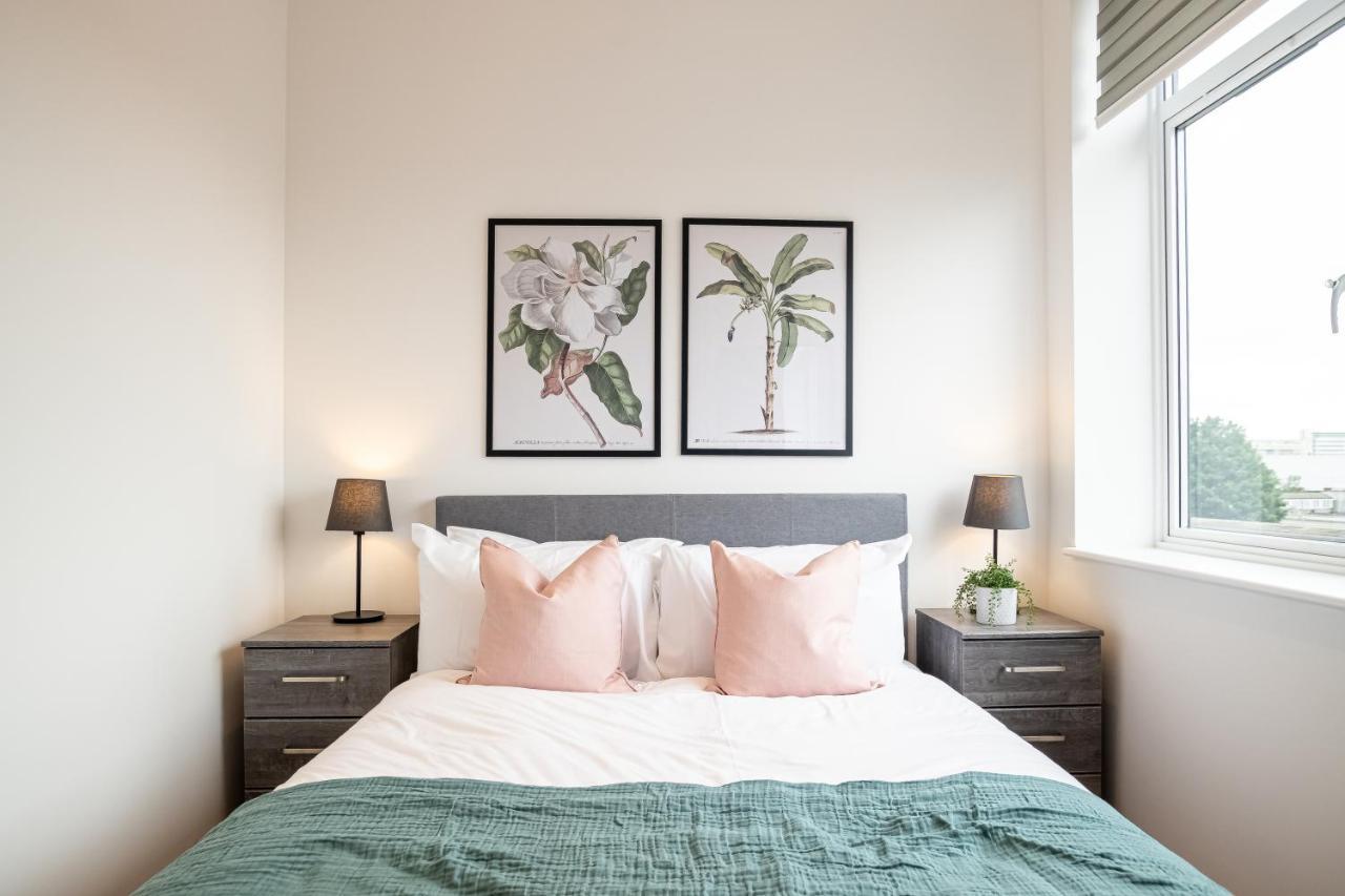 Luxe & Stylish 1 & 2 Bed Flats Near Heathrow, Legoland, & Windsor Slough Bagian luar foto