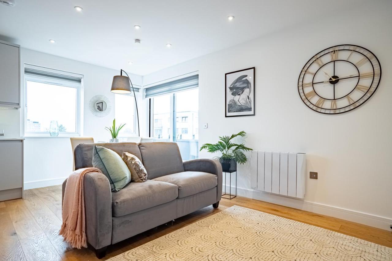 Luxe & Stylish 1 & 2 Bed Flats Near Heathrow, Legoland, & Windsor Slough Bagian luar foto