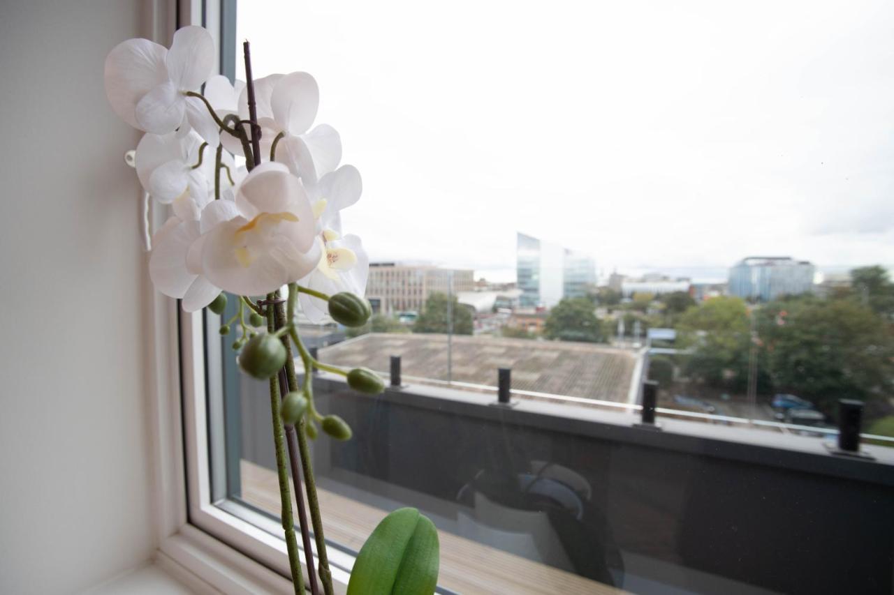 Luxe & Stylish 1 & 2 Bed Flats Near Heathrow, Legoland, & Windsor Slough Bagian luar foto
