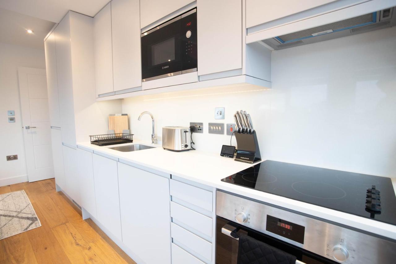 Luxe & Stylish 1 & 2 Bed Flats Near Heathrow, Legoland, & Windsor Slough Bagian luar foto