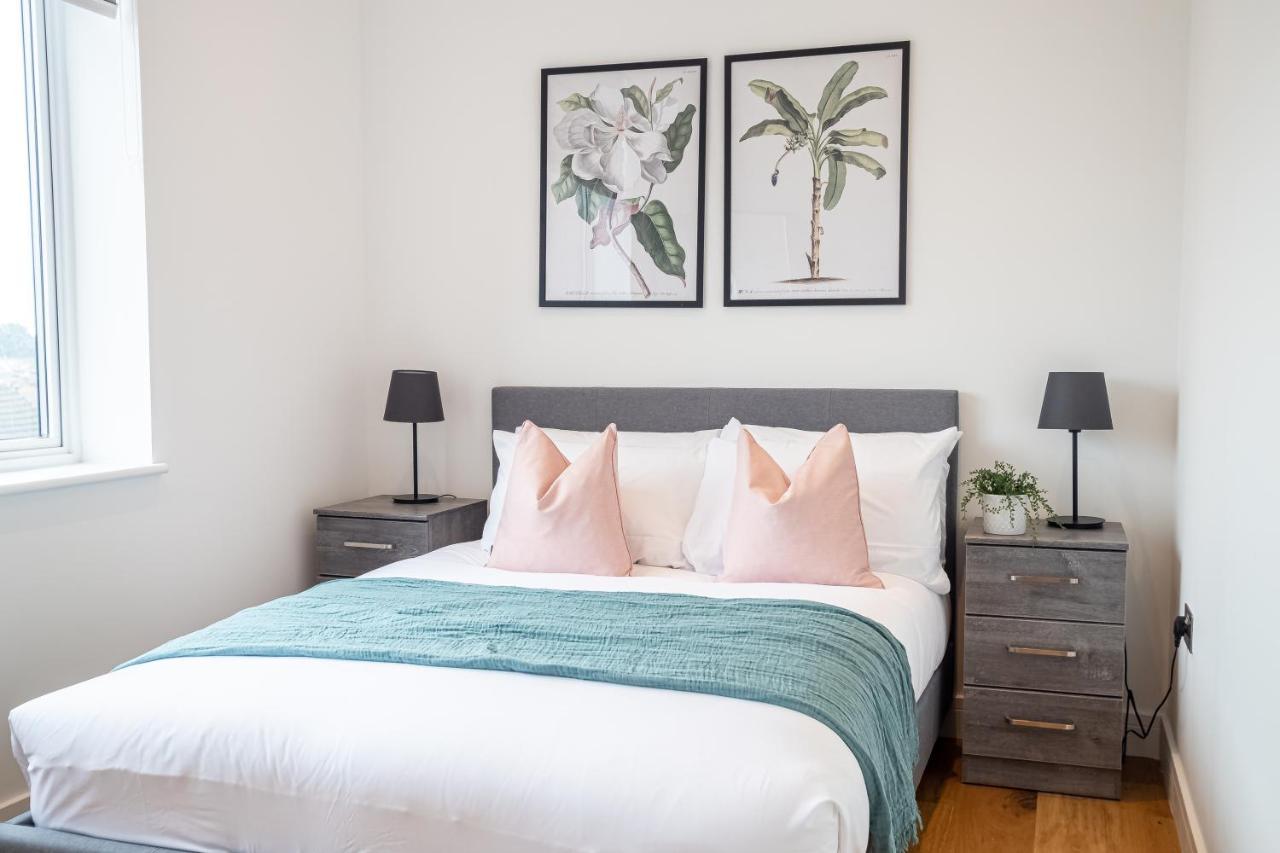 Luxe & Stylish 1 & 2 Bed Flats Near Heathrow, Legoland, & Windsor Slough Bagian luar foto