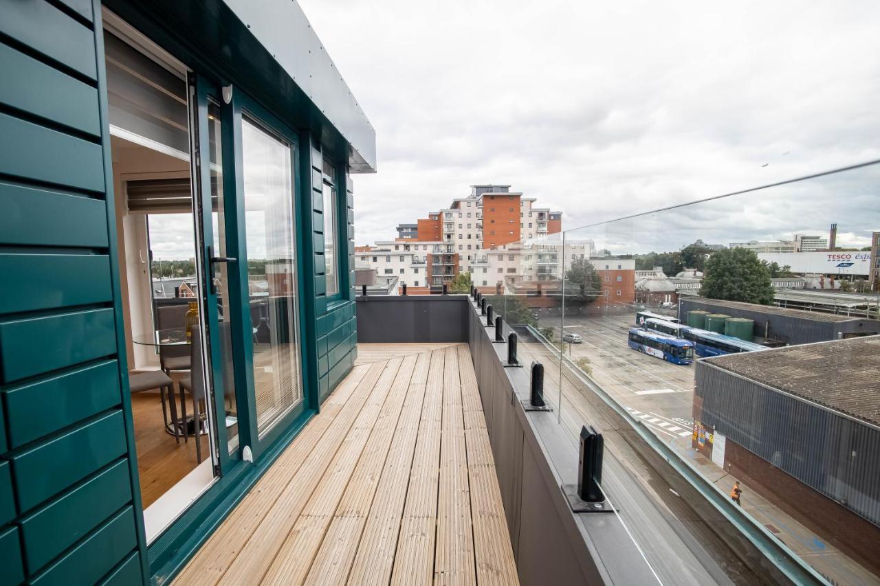Luxe & Stylish 1 & 2 Bed Flats Near Heathrow, Legoland, & Windsor Slough Bagian luar foto