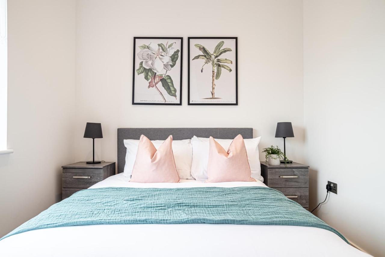 Luxe & Stylish 1 & 2 Bed Flats Near Heathrow, Legoland, & Windsor Slough Bagian luar foto