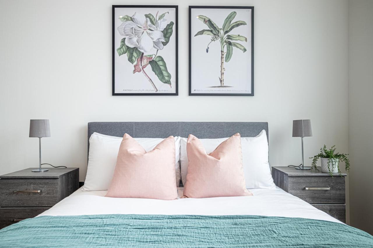 Luxe & Stylish 1 & 2 Bed Flats Near Heathrow, Legoland, & Windsor Slough Bagian luar foto