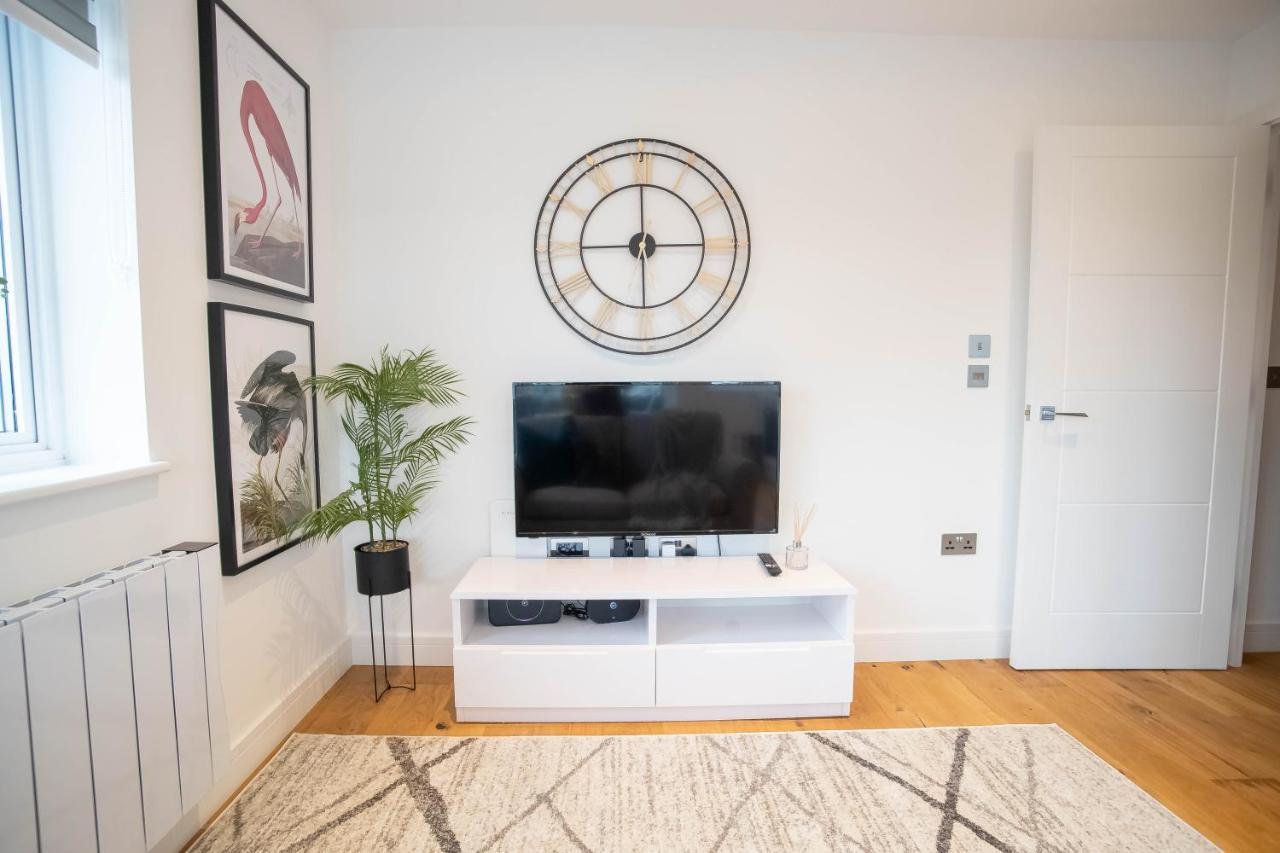Luxe & Stylish 1 & 2 Bed Flats Near Heathrow, Legoland, & Windsor Slough Bagian luar foto