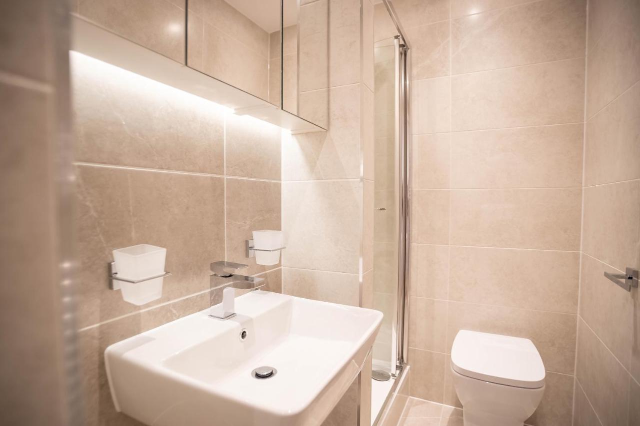 Luxe & Stylish 1 & 2 Bed Flats Near Heathrow, Legoland, & Windsor Slough Bagian luar foto