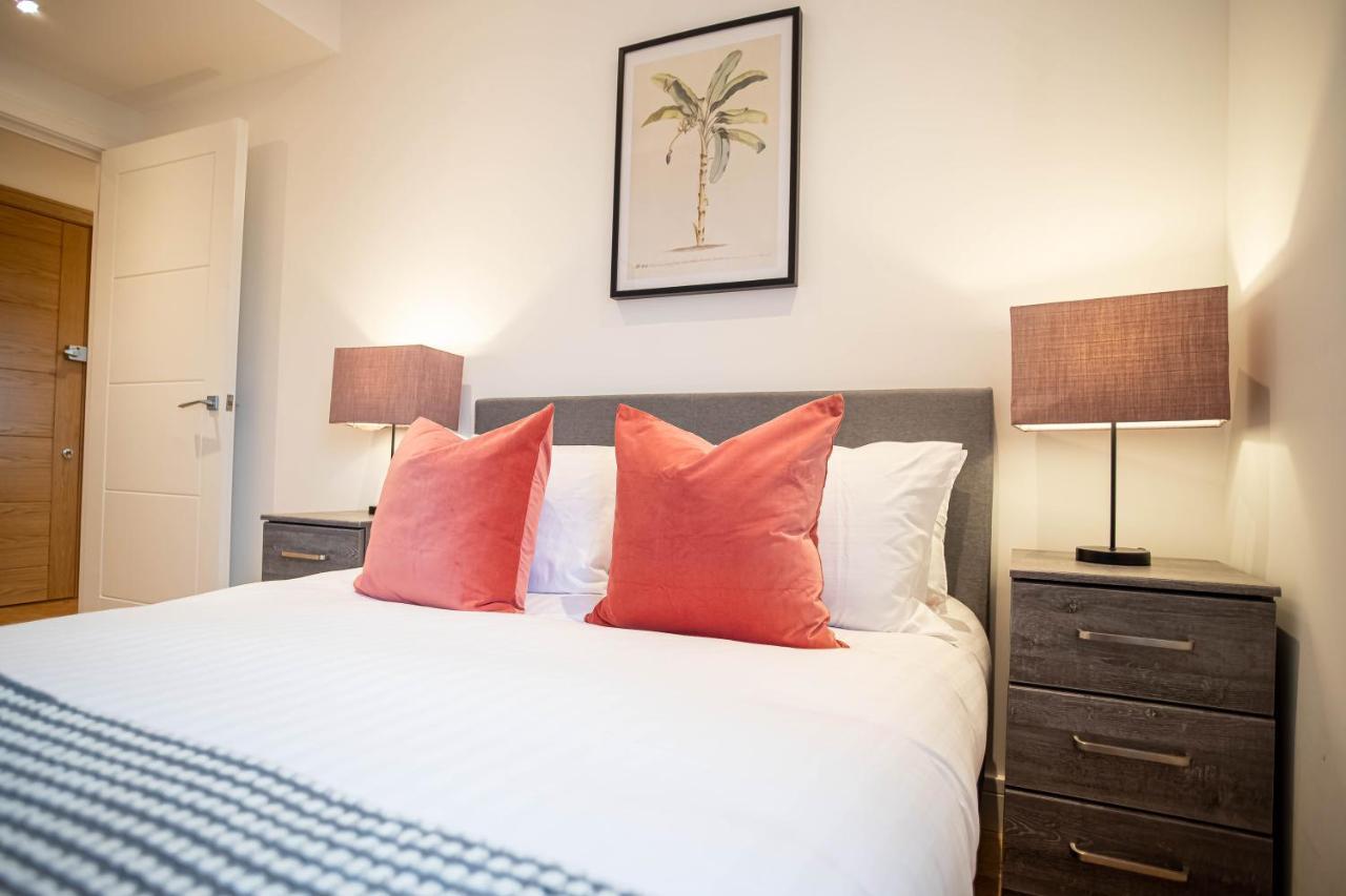 Luxe & Stylish 1 & 2 Bed Flats Near Heathrow, Legoland, & Windsor Slough Bagian luar foto