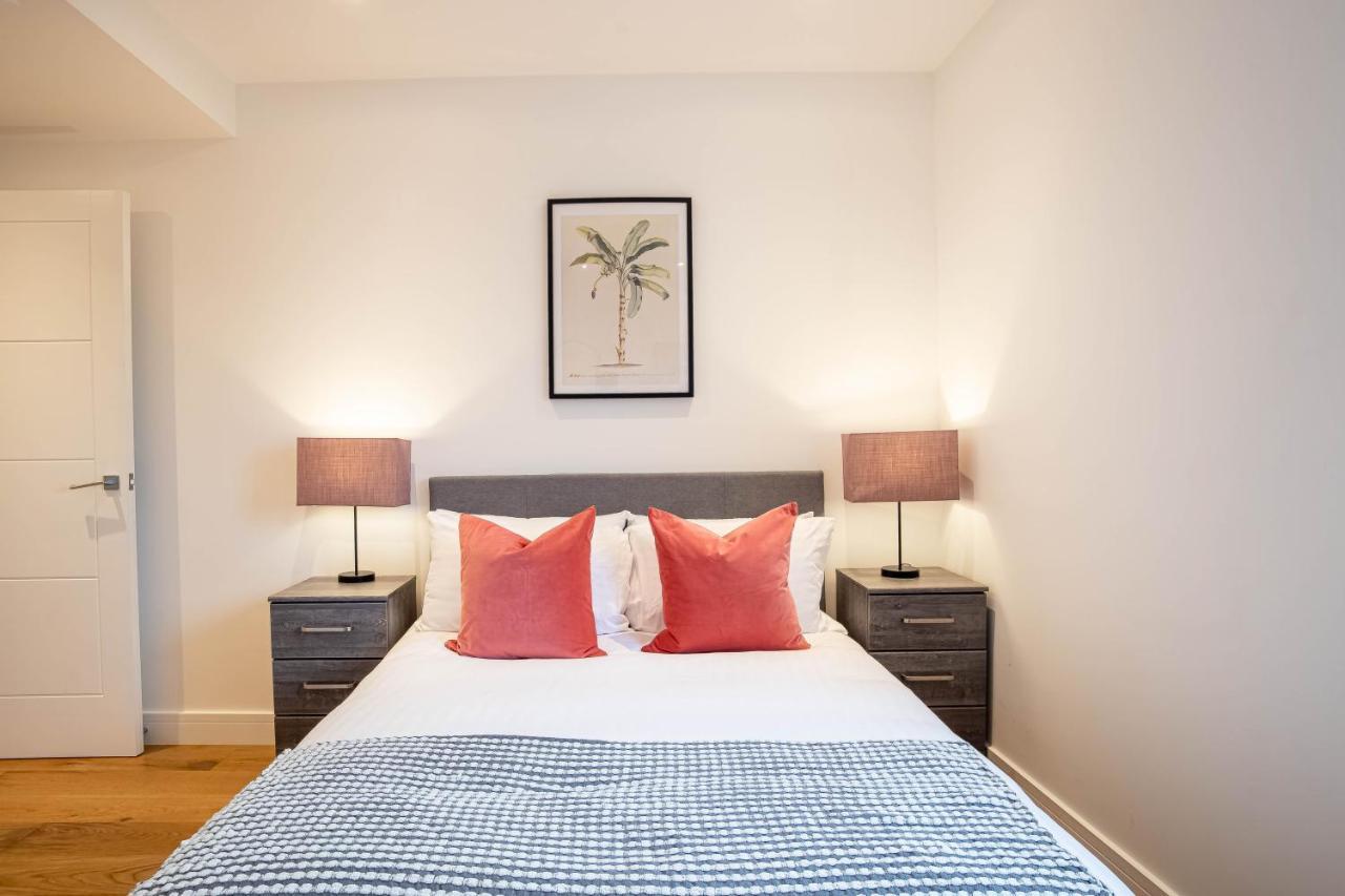 Luxe & Stylish 1 & 2 Bed Flats Near Heathrow, Legoland, & Windsor Slough Bagian luar foto