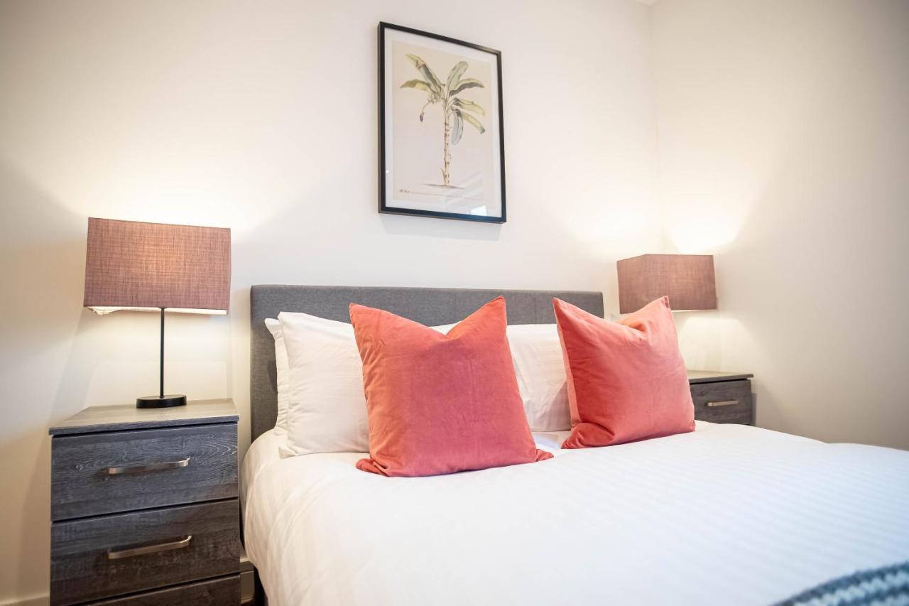 Luxe & Stylish 1 & 2 Bed Flats Near Heathrow, Legoland, & Windsor Slough Bagian luar foto
